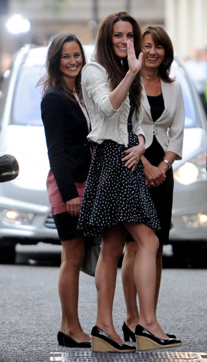Holky Middletonovy: Zleva Pippa, Kate a matka Carole