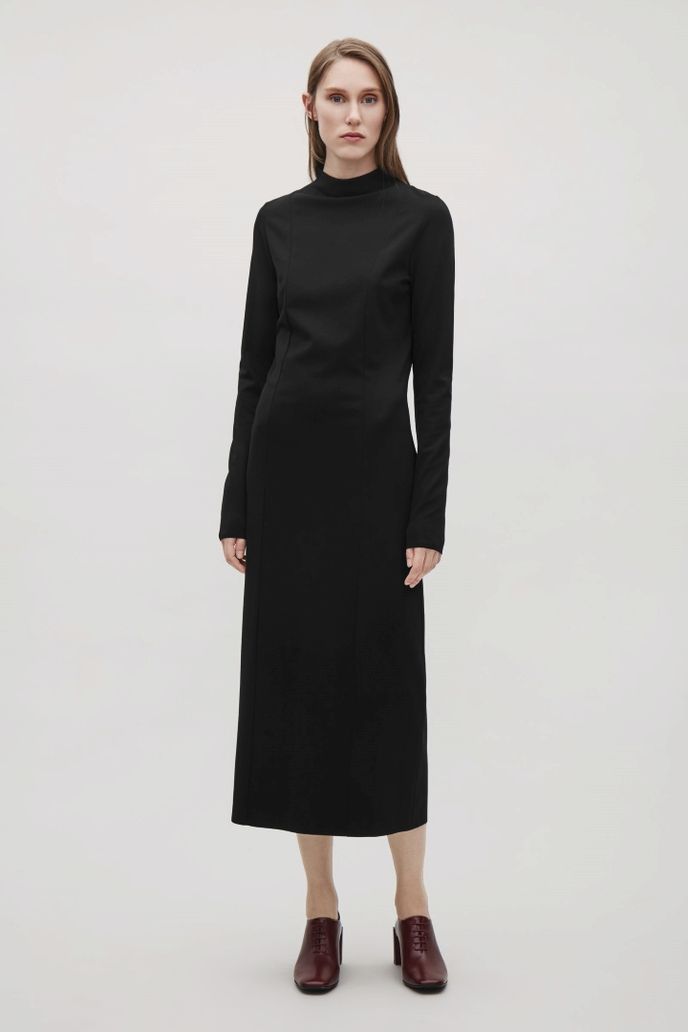 Černé pouzdrové šaty, COS, 79 eur, www.cosstores.com