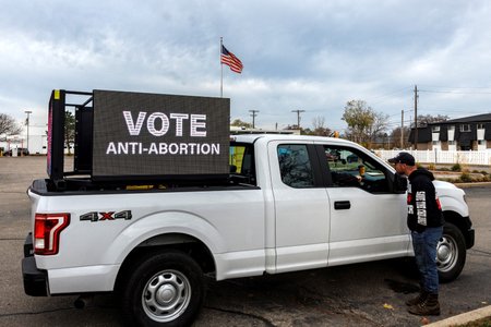 "Volte proti potratům!" Kampaň v michiganském Westlandu (5. 11. 2022).