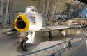 MiG-15 (vlevo) a F-86 Sabre (vpravo) ve Steven F. Udvar-Hazy Center, National Air and Space Museum