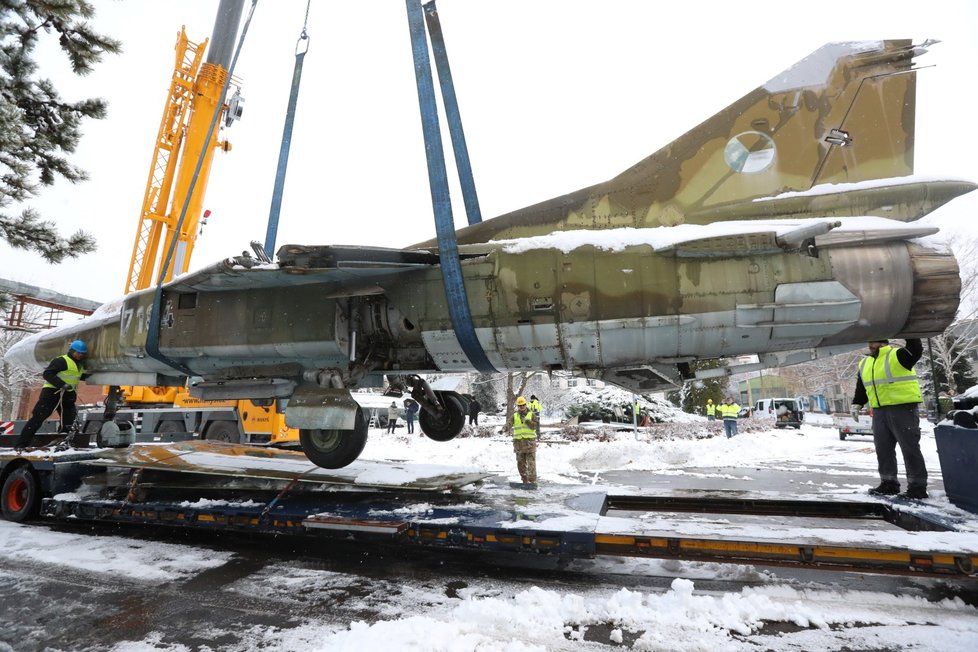 Stíhačku MiG23 převezli z Prahy do muzea v Kunovicích