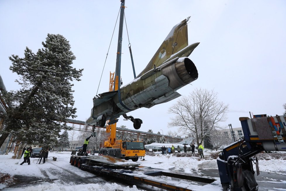 Stíhačku MiG23 převezli z Prahy do muzea v Kunovicích