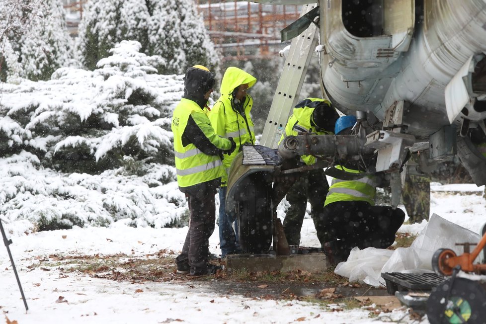 Stíhačku MiG23 převezli z Prahy do muzea v Kunovicích