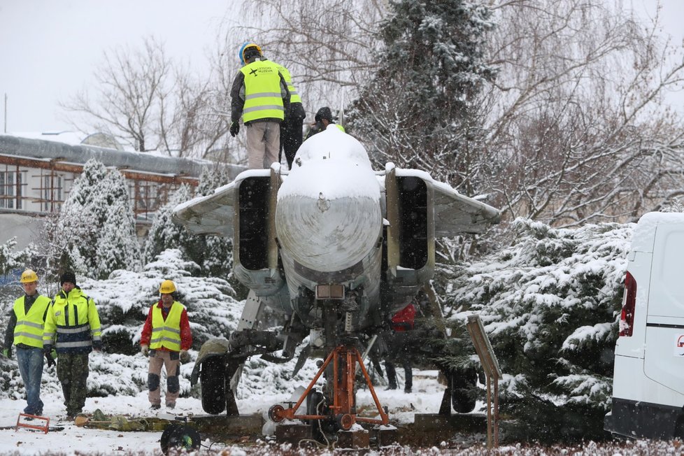 Stíhačku MiG23 převezli z Prahy do muzea v Kunovicích