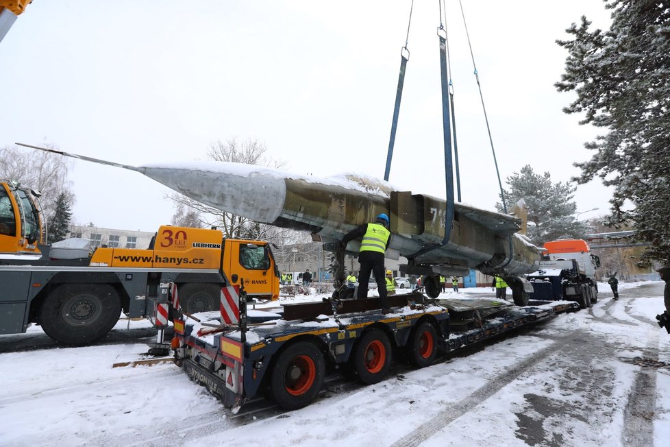 Stíhačku MiG23 převezli z Prahy do muzea v Kunovicích