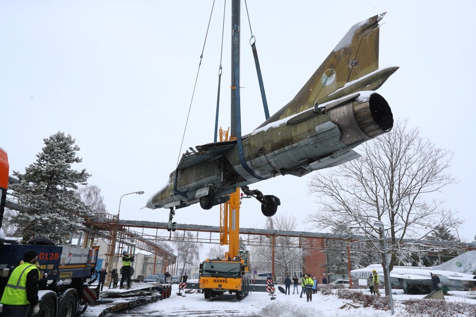 Stíhačku MiG23 převezli z Prahy do muzea v Kunovicích