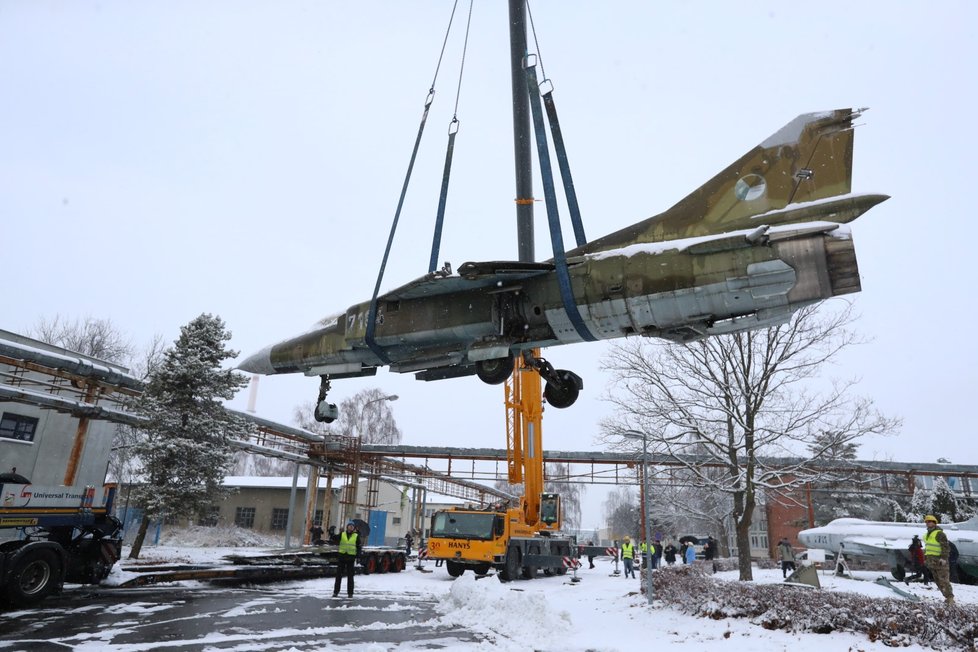 Stíhačku MiG23 převezli z Prahy do muzea v Kunovicích