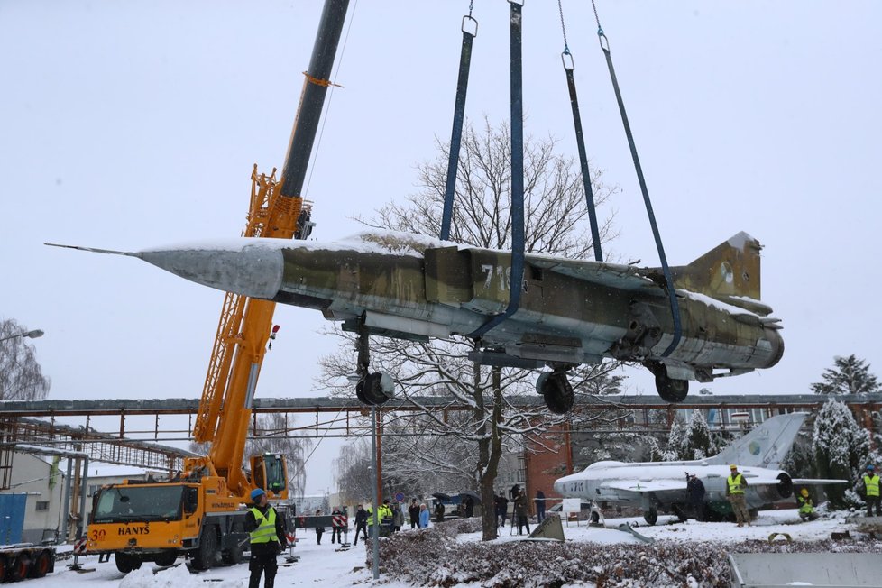 Stíhačku MiG23 převezli z Prahy do muzea v Kunovicích