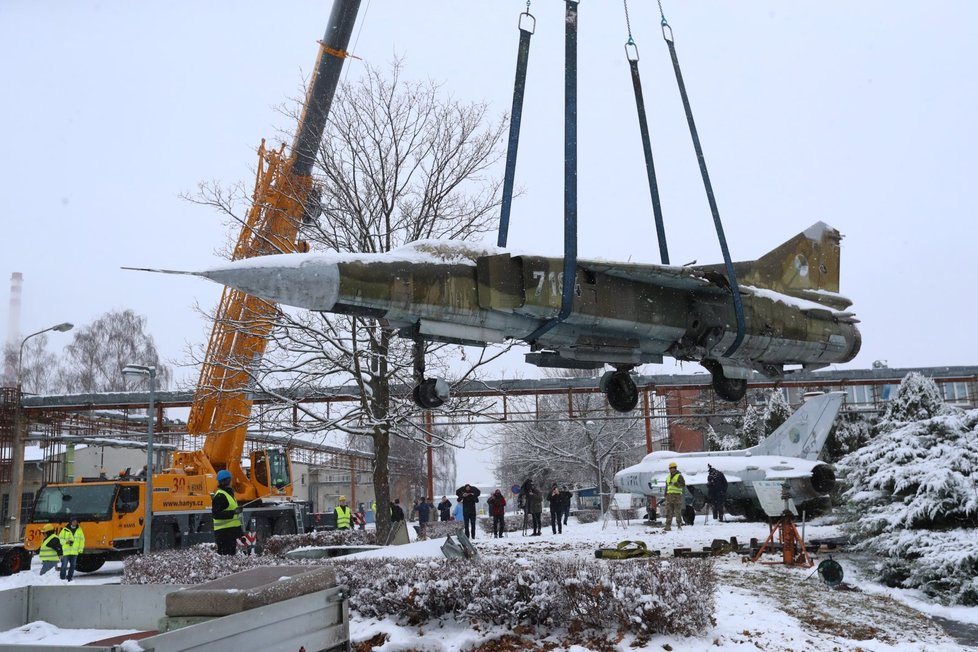 Stíhačku MiG23 převezli z Prahy do muzea v Kunovicích