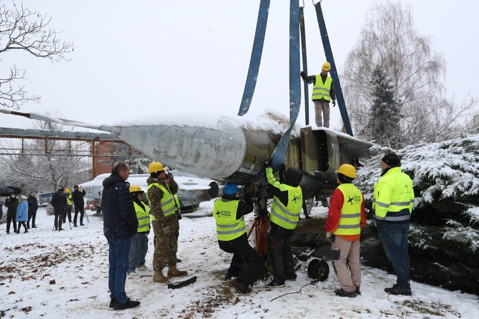 Stíhačku MiG23 převezli z Prahy do muzea v Kunovicích