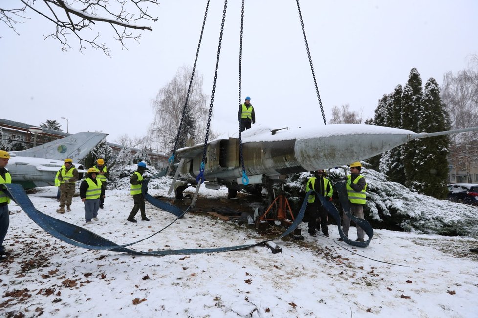 Stíhačku MiG23 převezli z Prahy do muzea v Kunovicích