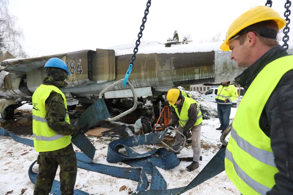 Stíhačku MiG23 převezli z Prahy do muzea v Kunovicích