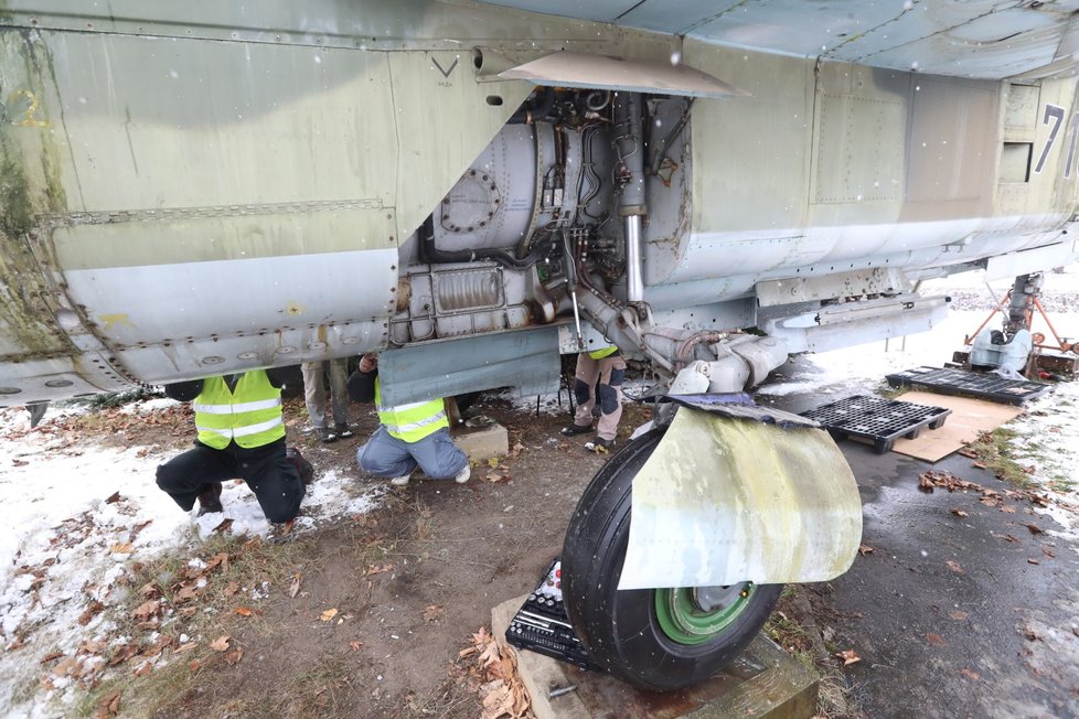 Stíhačku MiG23 převezli z Prahy do muzea v Kunovicích