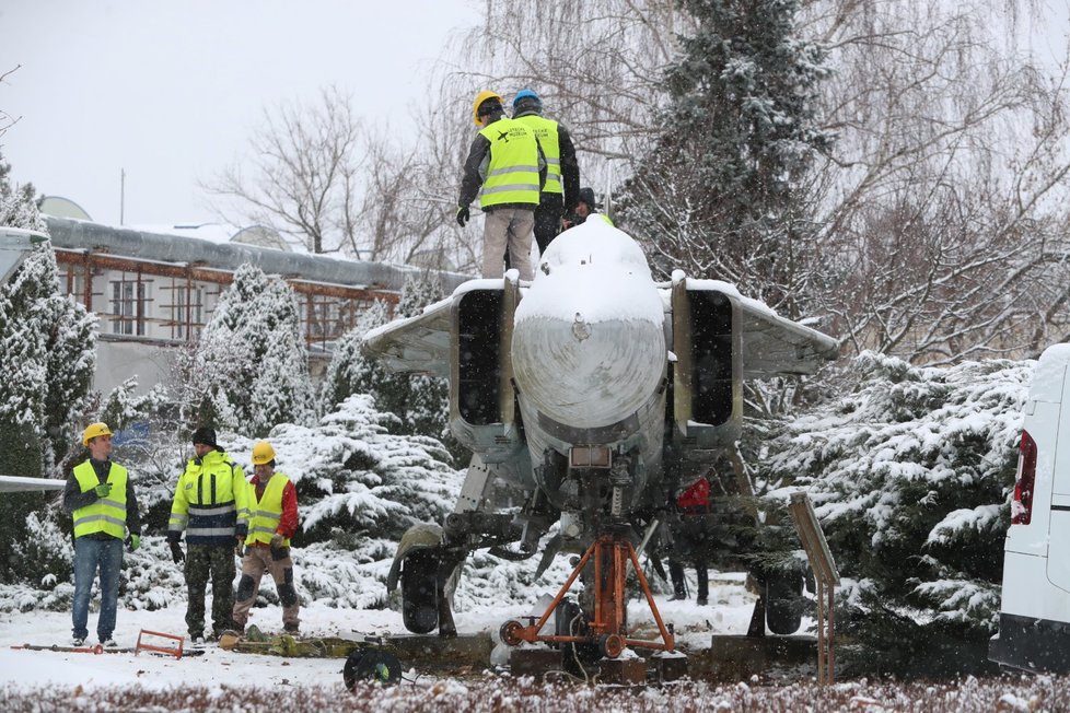 Stíhačku MiG23 převezli z Prahy do muzea v Kunovicích