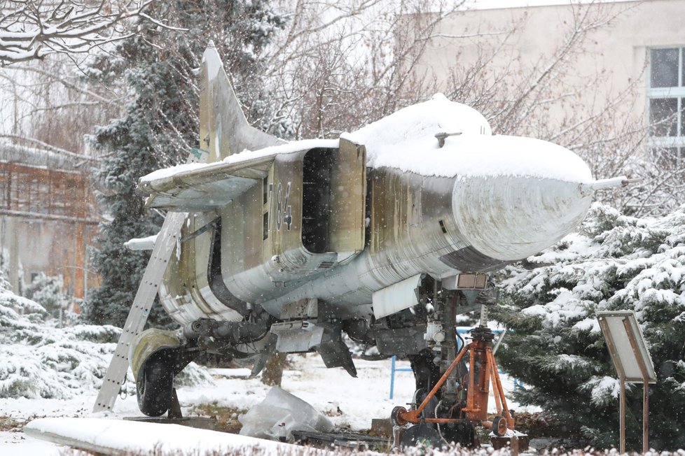 Stíhačku MiG23 převezli z Prahy do muzea v Kunovicích