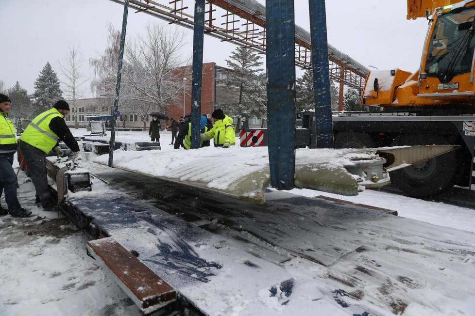 Stíhačku MiG23 převezli z Prahy do muzea v Kunovicích