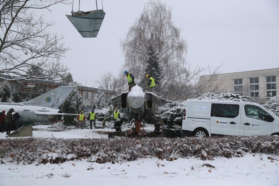 Stíhačku MiG23 převezli z Prahy do muzea v Kunovicích