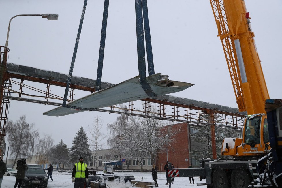 Stíhačku MiG23 převezli z Prahy do muzea v Kunovicích