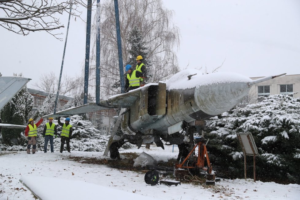 Stíhačku MiG23 převezli z Prahy do muzea v Kunovicích