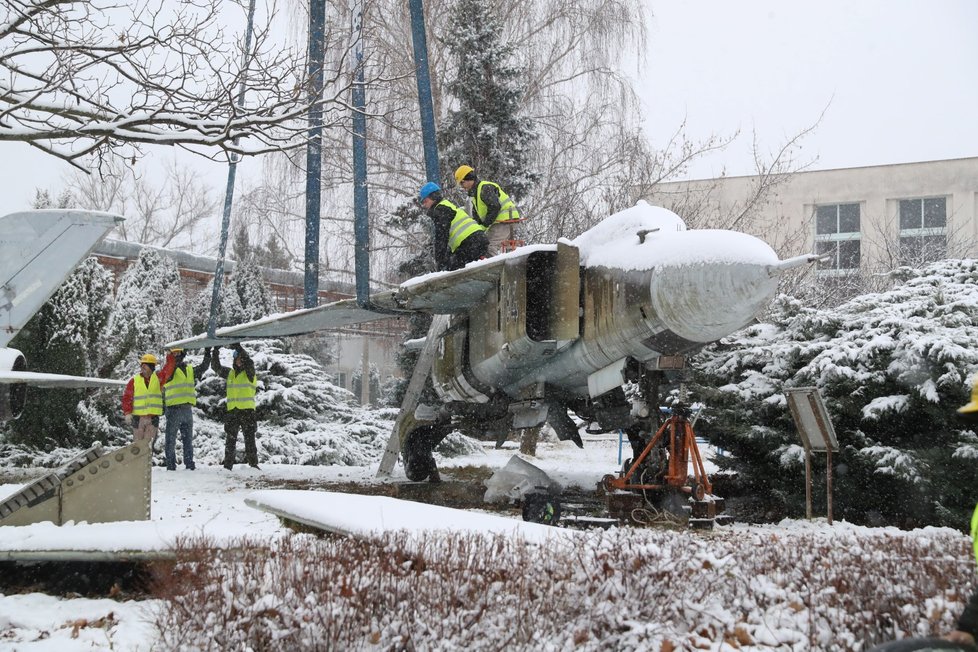 Stíhačku MiG23 převezli z Prahy do muzea v Kunovicích