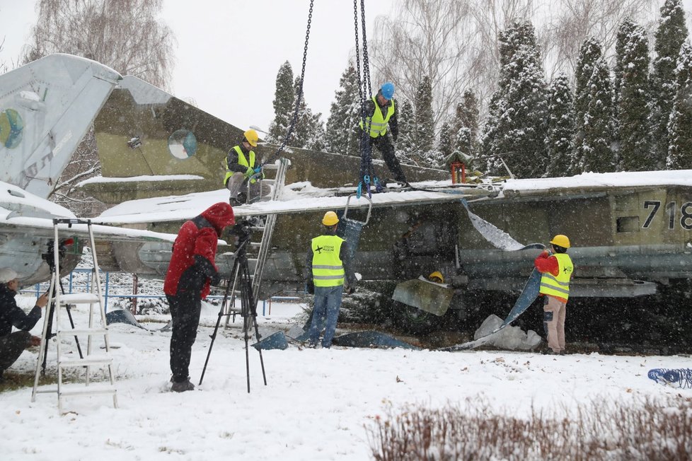 Stíhačku MiG23 převezli z Prahy do muzea v Kunovicích