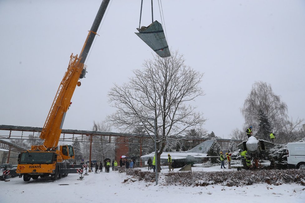 Stíhačku MiG23 převezli z Prahy do muzea v Kunovicích