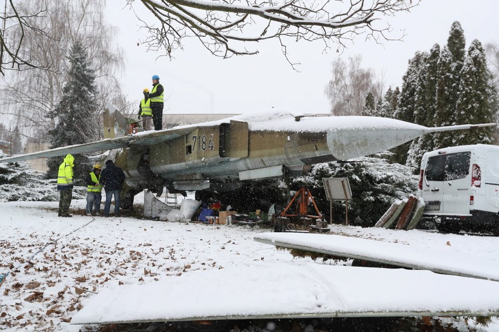 Stíhačku MiG23 převezli z Prahy do muzea v Kunovicích