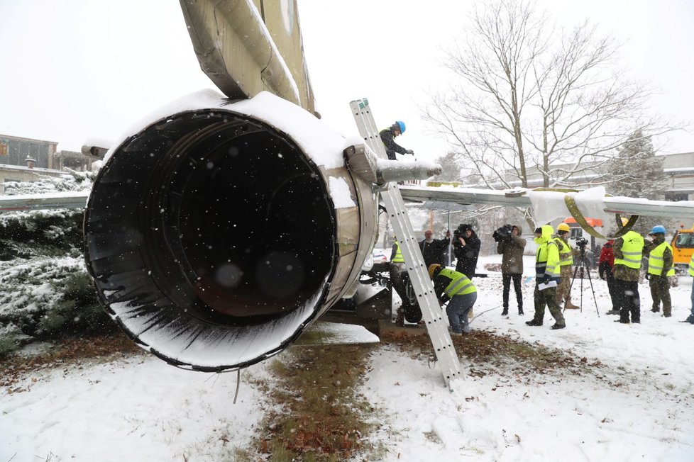 Stíhačku MiG23 převezli z Prahy do muzea v Kunovicích