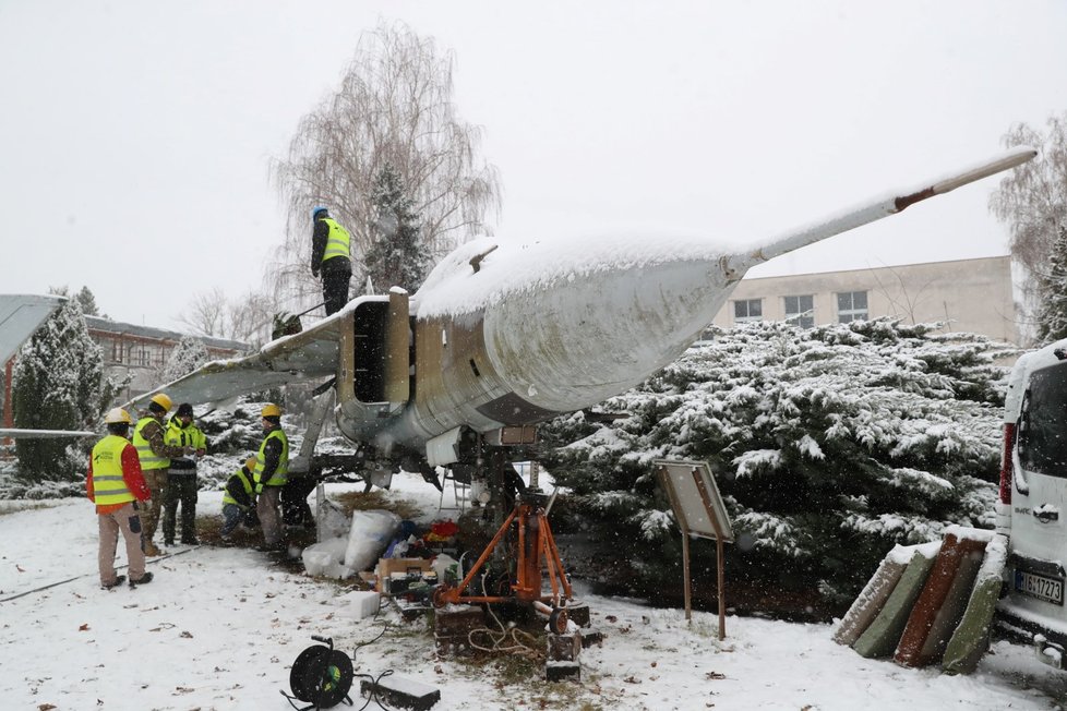 Stíhačku MiG23 převezli z Prahy do muzea v Kunovicích