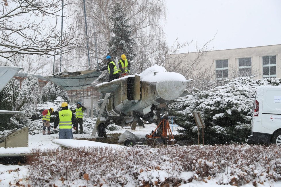 Stíhačku MiG23 převezli z Prahy do muzea v Kunovicích