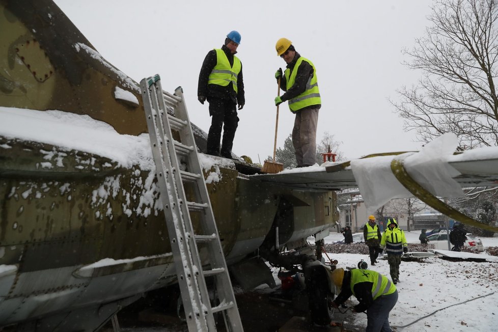 Stíhačku MiG23 převezli z Prahy do muzea v Kunovicích