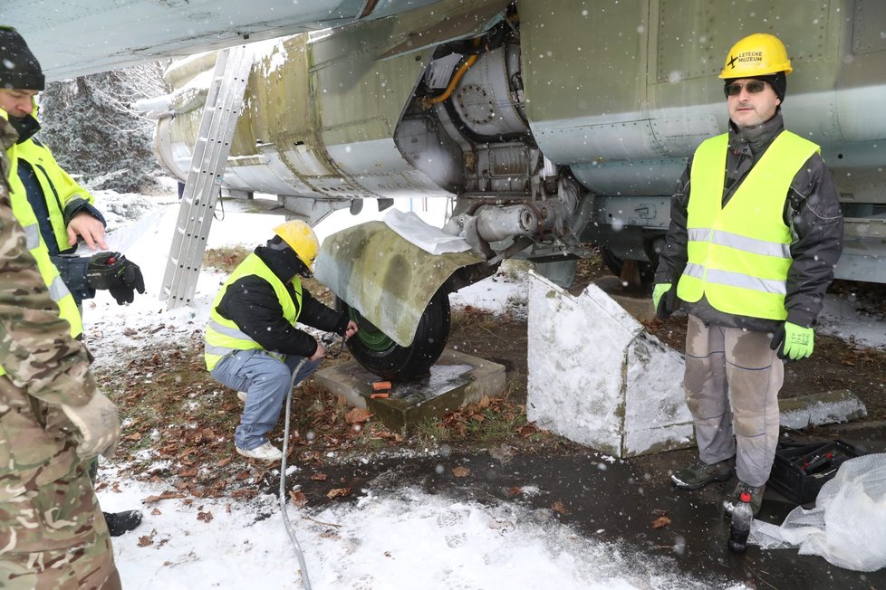 Stíhačku MiG23 převezli z Prahy do muzea v Kunovicích