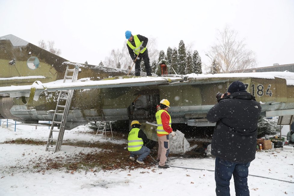 Stíhačku MiG23 převezli z Prahy do muzea v Kunovicích