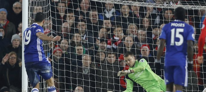 Brankář Liverpoolu Simon Mignolet chytil penaltu Diegu Costovi z Chelsea