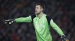 Brankář Liverpoolu Simon Mignolet proti Chelsea chyboval, pak ale chytil penaltu