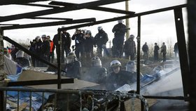 Na severu Francie policie vyklízí tábor s 1800 migranty