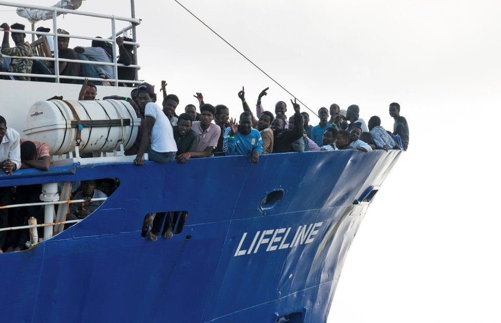 Podobné situaci jako Aquarius čelila v červnu Loď Lifeline s více než dvěma stovkami migrantů na palubě. Tehdy Malta nakonec svůj přístav otevřela.