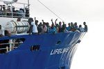 Francie přijala první skupinu migrantů z lodi Lifeline