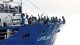 Francie přijala první skupinu migrantů z lodi Lifeline