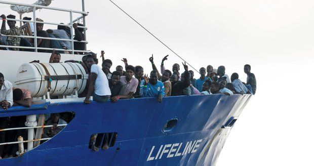 Francie přijala první migranty z lodi Lifeline. Z Malty přiletěli do Paříže