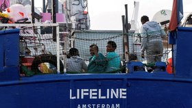 Loď Lifeline s více než dvěma stovkami migrantů na palubě, jíž odmítají vplutí do svých přístavů Itálie a Malta, dál čeká v mezinárodních vodách na diplomatické řešení své situace a také na doplnění zásob (21.6.2018).