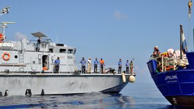 Italové odmítli migranty z lodi Lifeline