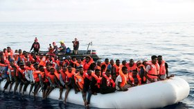 Italové odmítli migranty z lodi Lifeline