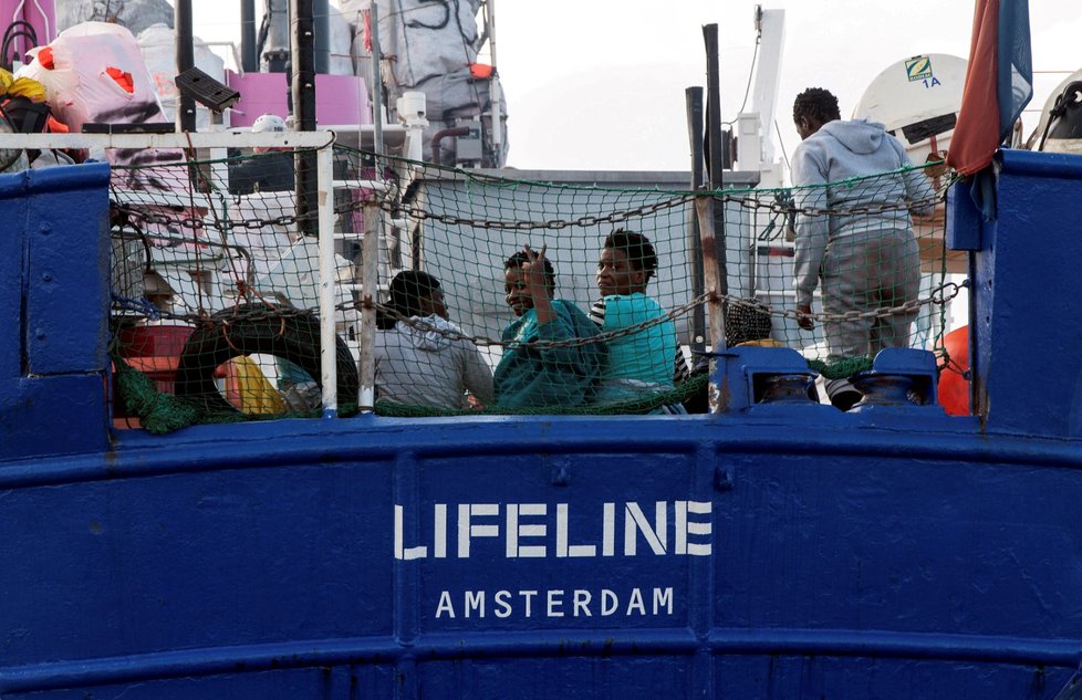 Loď Lifeline s více než dvěma stovkami migrantů na palubě, jíž odmítají vplutí do svých přístavů Itálie a Malta, dál čeká v mezinárodních vodách na diplomatické řešení své situace a také na doplnění zásob (21.6.2018).