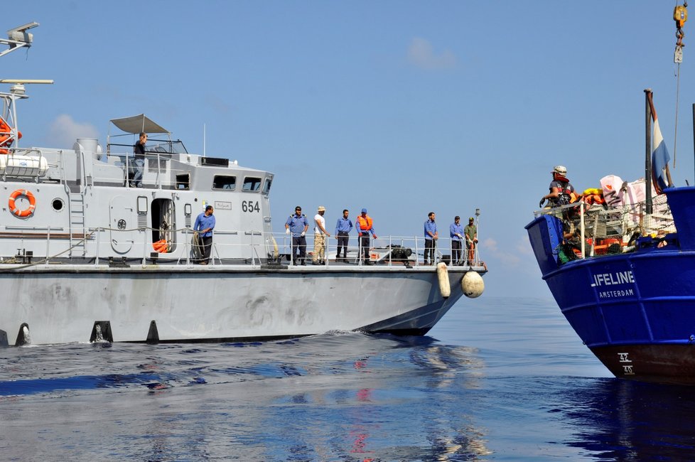 Loď Lifeline s více než dvěma stovkami migrantů na palubě, jíž odmítají vplutí do svých přístavů Itálie a Malta, dál čeká v mezinárodních vodách na diplomatické řešení své situace a také na doplnění zásob (21.6.2018).