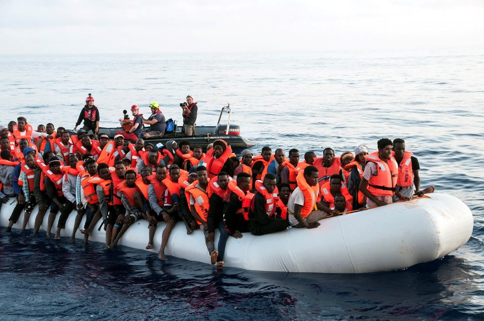 Podobné situaci jako Aquarius čelila v červnu Loď Lifeline s více než dvěma stovkami migrantů na palubě. Tehdy Malta nakonec svůj přístav otevřela.