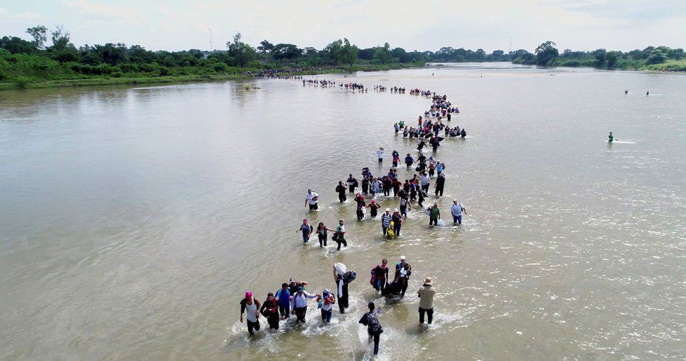 Na cestě do USA jsou tisíce migrantů. Do Mexika se z Guatemaly dostali přes hraniční řeku (3. 11. 2018)