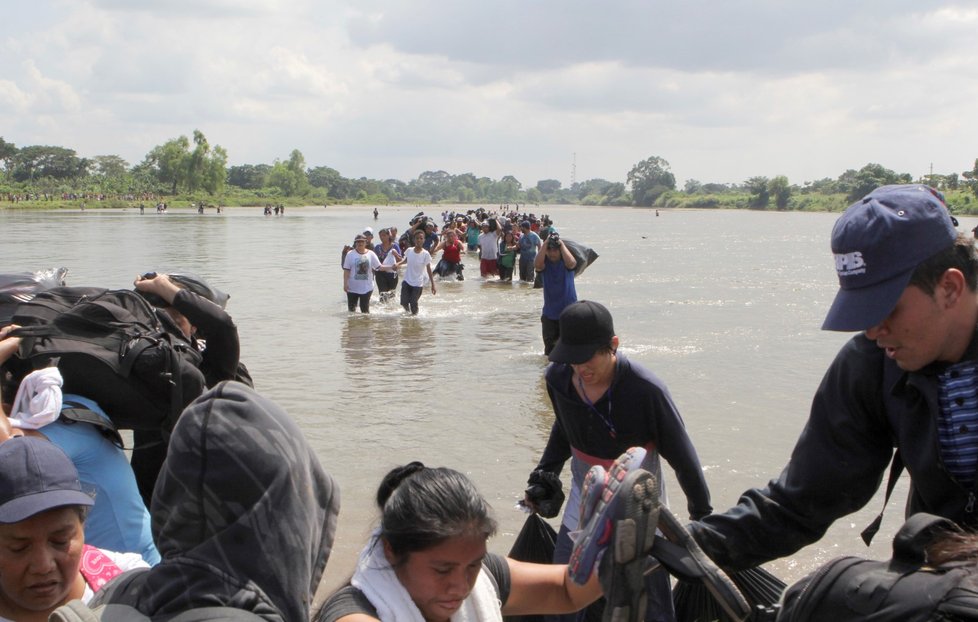 Na cestě do USA jsou tisíce migrantů. Do Mexika se z Guatemaly dostali přes hraniční řeku (3. 11. 2018)