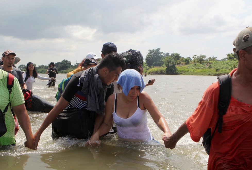 Na cestě do USA jsou tisíce migrantů. Do Mexika se z Guatemaly dostali přes hraniční řeku (3. 11. 2018)