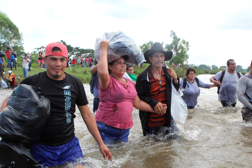 Na cestě do USA jsou tisíce migrantů. Do Mexika se z Guatemaly dostali přes hraniční řeku (3. 11. 2018)